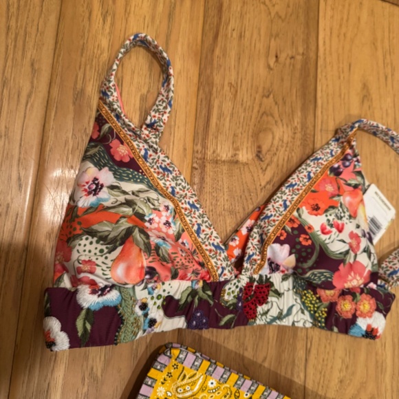 Luxury Bikini Top. Agua Bendita US. Size Large. Fits Like a Medium - Picture 2 of 8